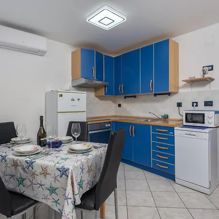 With Sea View Or Outdoor Jacuzzi Apartamento Novi Vinodolski