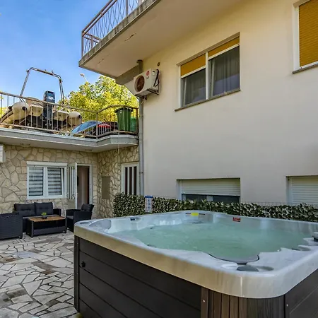With Sea View Or Outdoor Jacuzzi Нови-Винодолски