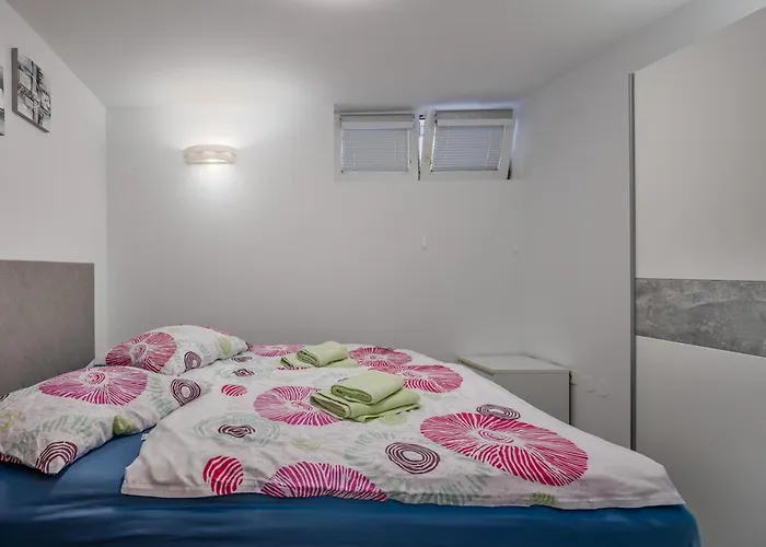 Apartment With Sea View Or Outdoor Jacuzzi Novi Vinodolski